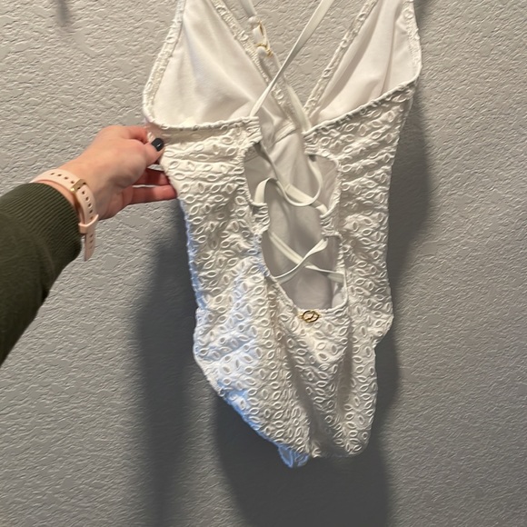 Jantzen white eyelet womens size 6 one piece bathing suit 🏊‍♂️☀️🌊 - Picture 2 of 5